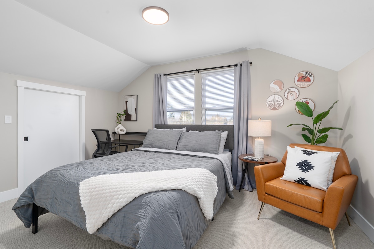 El dormitorio 2 incluye una cama tamaño queen y un espacio de trabajo exclusivo.