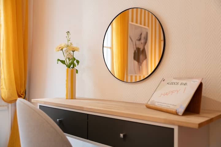 Красива спалня с двойно легло и тоалетка 