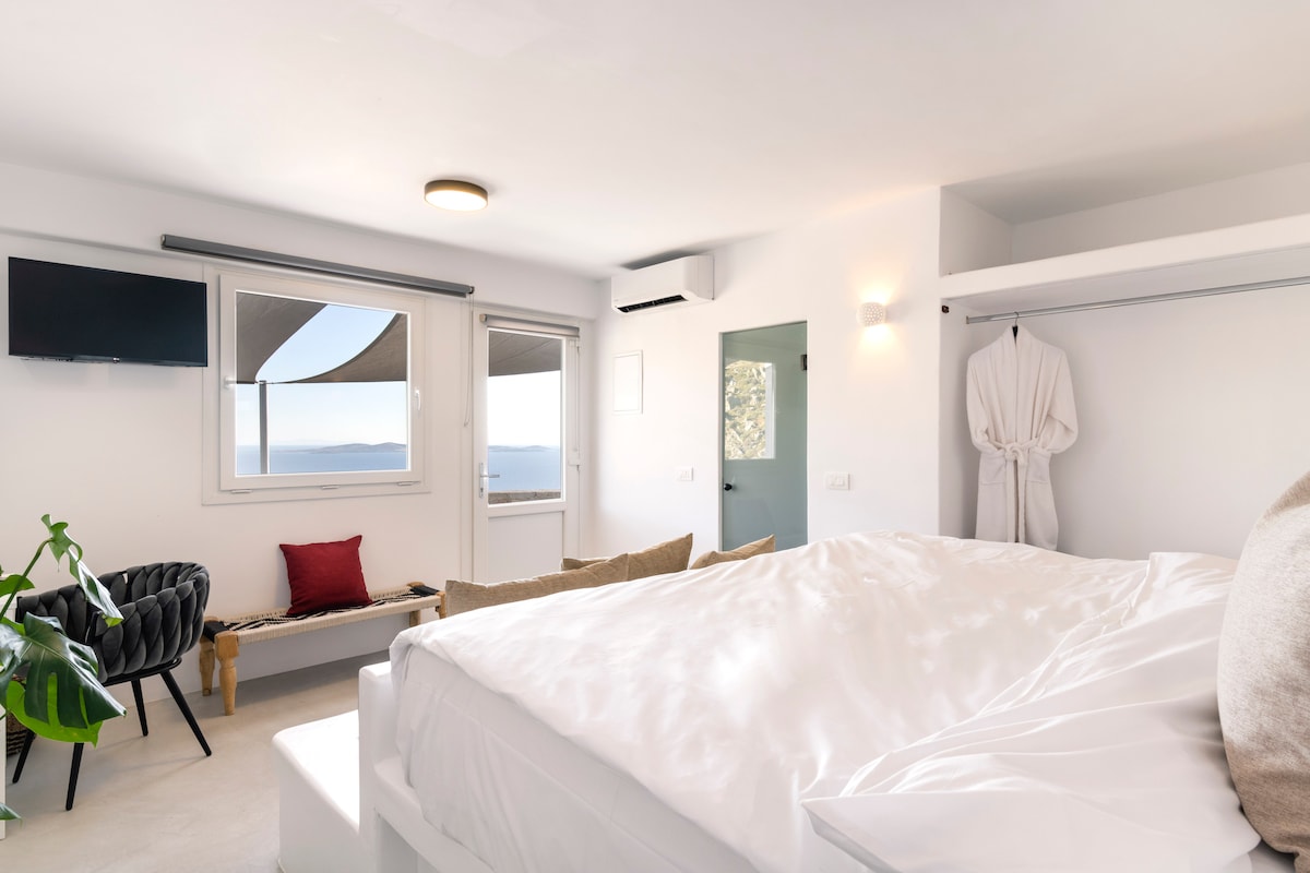 Upplev Mykonos-inspirerad lyx: varva ner i ett påkostat sovrum med eget badrum, prydd med utsökt mykonisk design, perfekt för fridfulla avkopplingsstunder