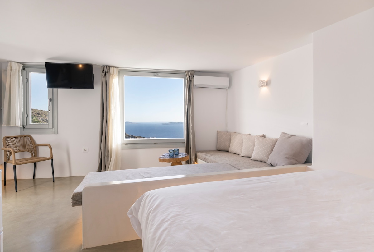 Upplev oöverträffad lyx i vår mykonisk-inspirerade svit. Fördjupa dig i ett påkostat sovrum, överdådigt badrum och lugn design, perfekt för stunder av avkoppling