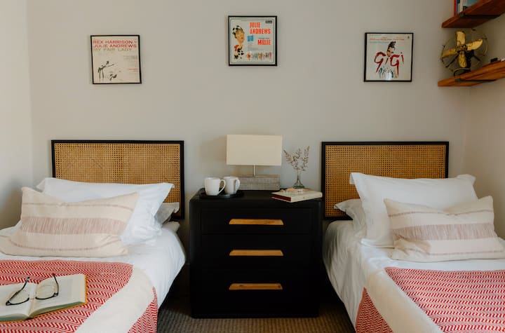 Twin bedroom. On request can be made into a super king bedroom.