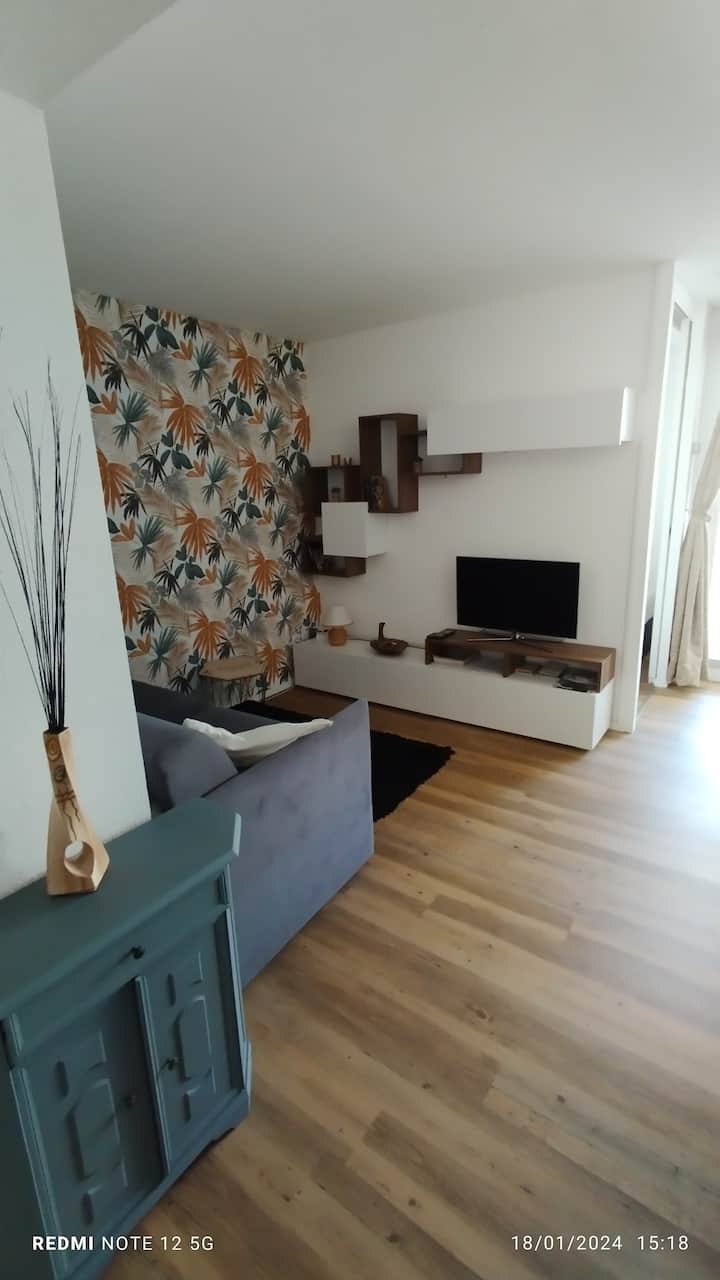 Dnevni boravak s kaučem koji se lako otvara od 140 do 190.
