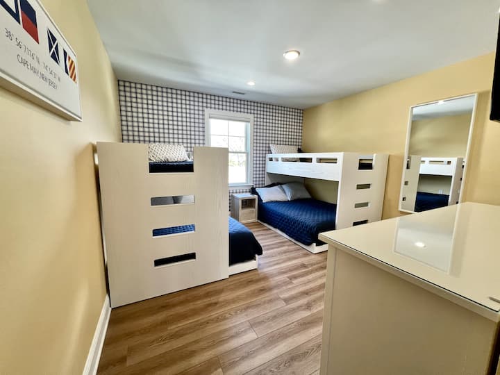 第5间卧室对儿童来说很有趣，但对成年人来说也很舒适。 2张双层床是双人床。 房间里有一台大电视，所有人都可以在床上观看。 