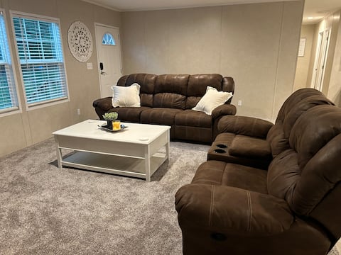 Springlake Ranch 4 Bed 2 Bath with King Suite