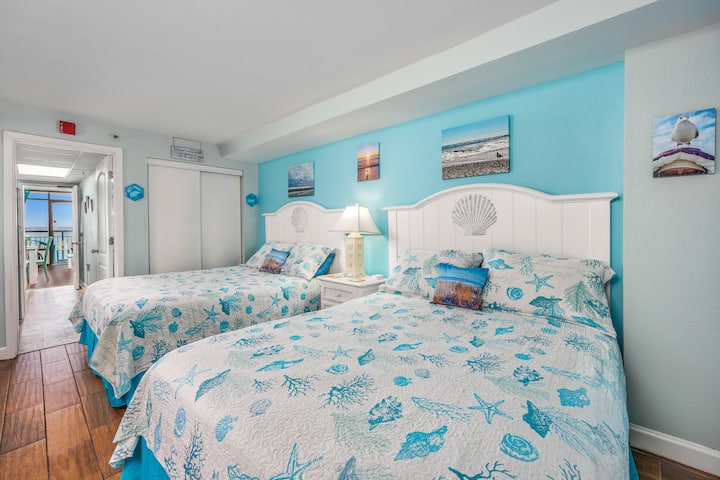 卧室是阳光和沙滩一天后休息的完美场所，配有两张舒适的标准双人床。