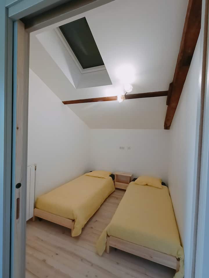 ห้อง velux และชัตเตอร์ไฟฟ้าที่มี 2 เตียง 80x200 หรือ 1 เตียง 160x200 