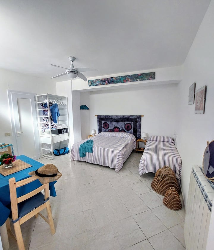 Casa Musella 66 Scirocco, dormitorio con cama matrimonial y cama individual