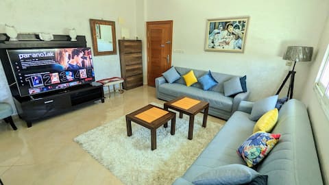 Top performing Airbnb: Ideal for families: Comfortable, modern, Netflix, parking in Arrondissement De Zouagha مقاطعة زواغة
