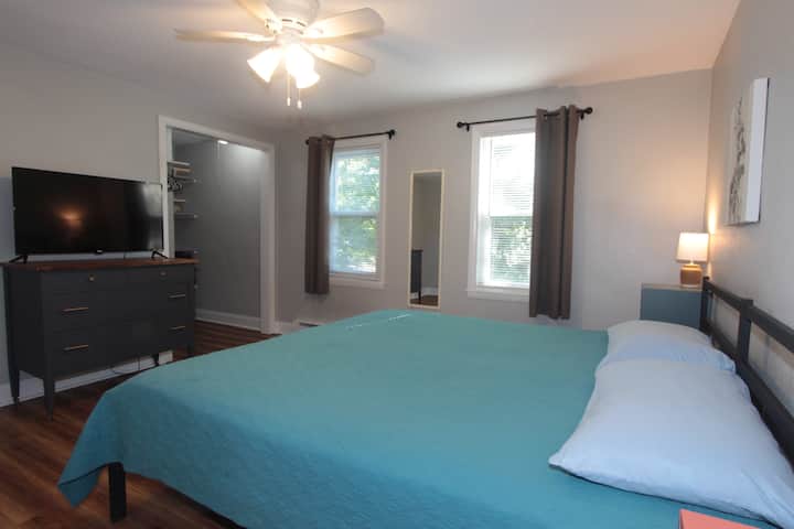 Grande chambre avec télévision Roku 42", literie de rechange et lit KING Size.