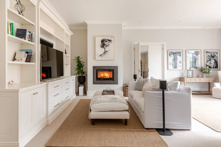 Luxurious 5-Bedroom Villa in Bishopscourt gallery image 4