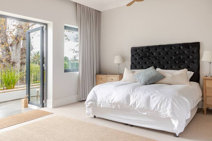 Luxurious 5-Bedroom Villa in Bishopscourt gallery image 5