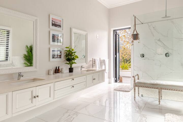 Luxurious 5-Bedroom Villa in Bishopscourt gallery image 2