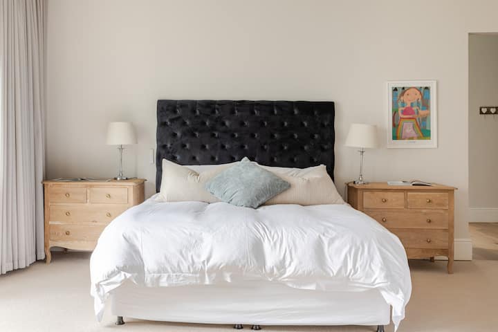 Huvudsovrummet har eget badrum och omklädningsrum 