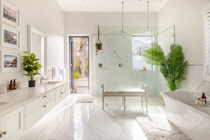 Luxurious 5-Bedroom Villa in Bishopscourt