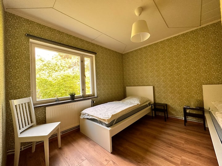 Друга спалня с две единични легла с размери 90 x 200 см. Те могат лесно да бъдат притиснати заедно, за да образуват голямо двойно легло.