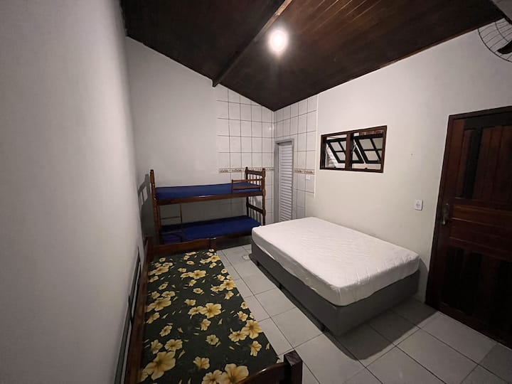 卧室套房1 ，配有壁扇