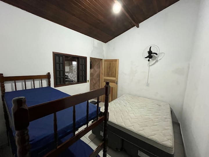 2号卧室带壁扇的套房