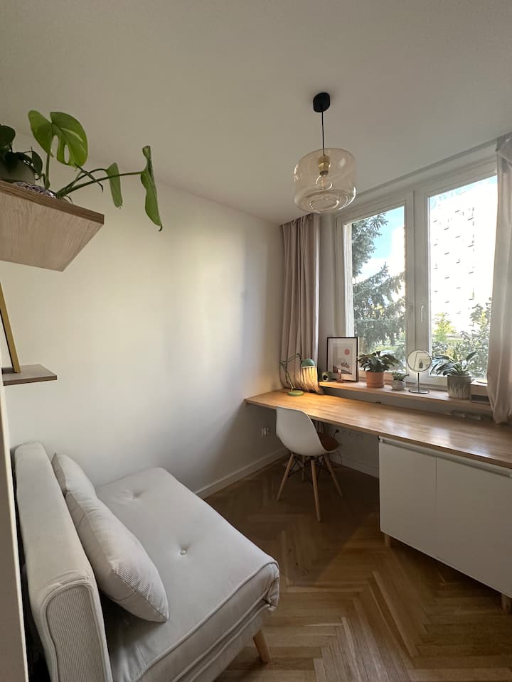 Zyrë e vogël me çelës që mund të përdoret si dhomë gjumi shtesë falë divanit