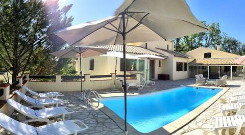 villa for 16 people, private pool in park