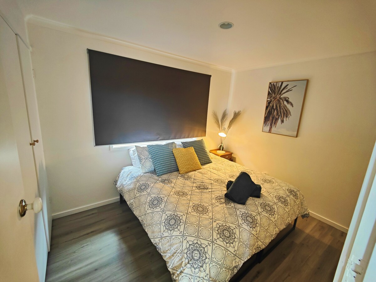 spálňa 2 je vybavená manželskou posteľou King, ale na požiadanie je možné ju premeniť na 2 jednolôžka. 