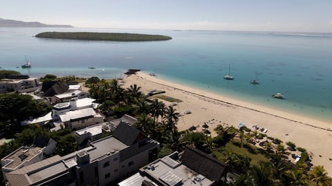 Sandy Beach – Beachfront & Daily Housekeeping