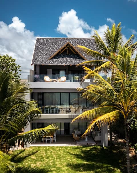 Sandy Beach – Beachfront & Daily Housekeeping