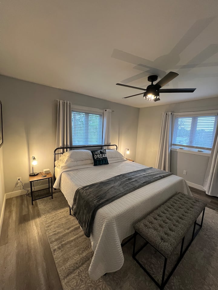 Chumba cha kulala #3 kwenye ghorofa kuu, kitanda cha ukubwa wa kifalme, feni ya dari, mapazia ya giza ya chumba, rafu ya mizigo, (2) makabati, roshani, taa zilizo na bandari za USB.