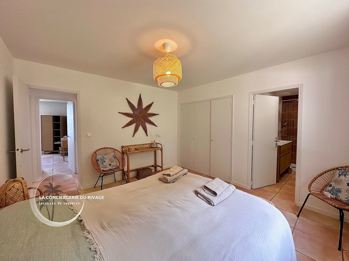 Спалня 3 с двойно легло 180x200, дрешник и самостоятелна баня (душ, мивка и тоалетна)