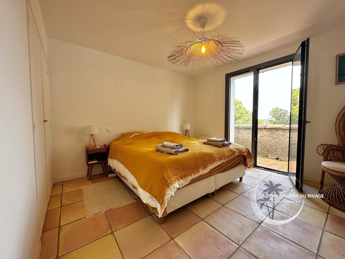 Климатизирана спалня 1 на горния етаж с двойно легло 180x200, дрешник, малка тераса и самостоятелна баня (душ, мивка и тоалетна)