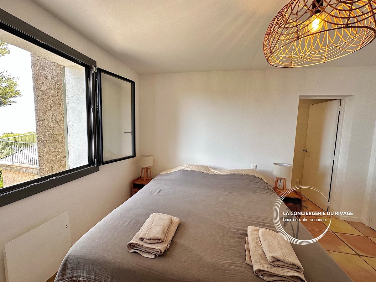 Спалня 2 с двойно легло 180x200, дрешник и самостоятелна баня (душ, мивка)