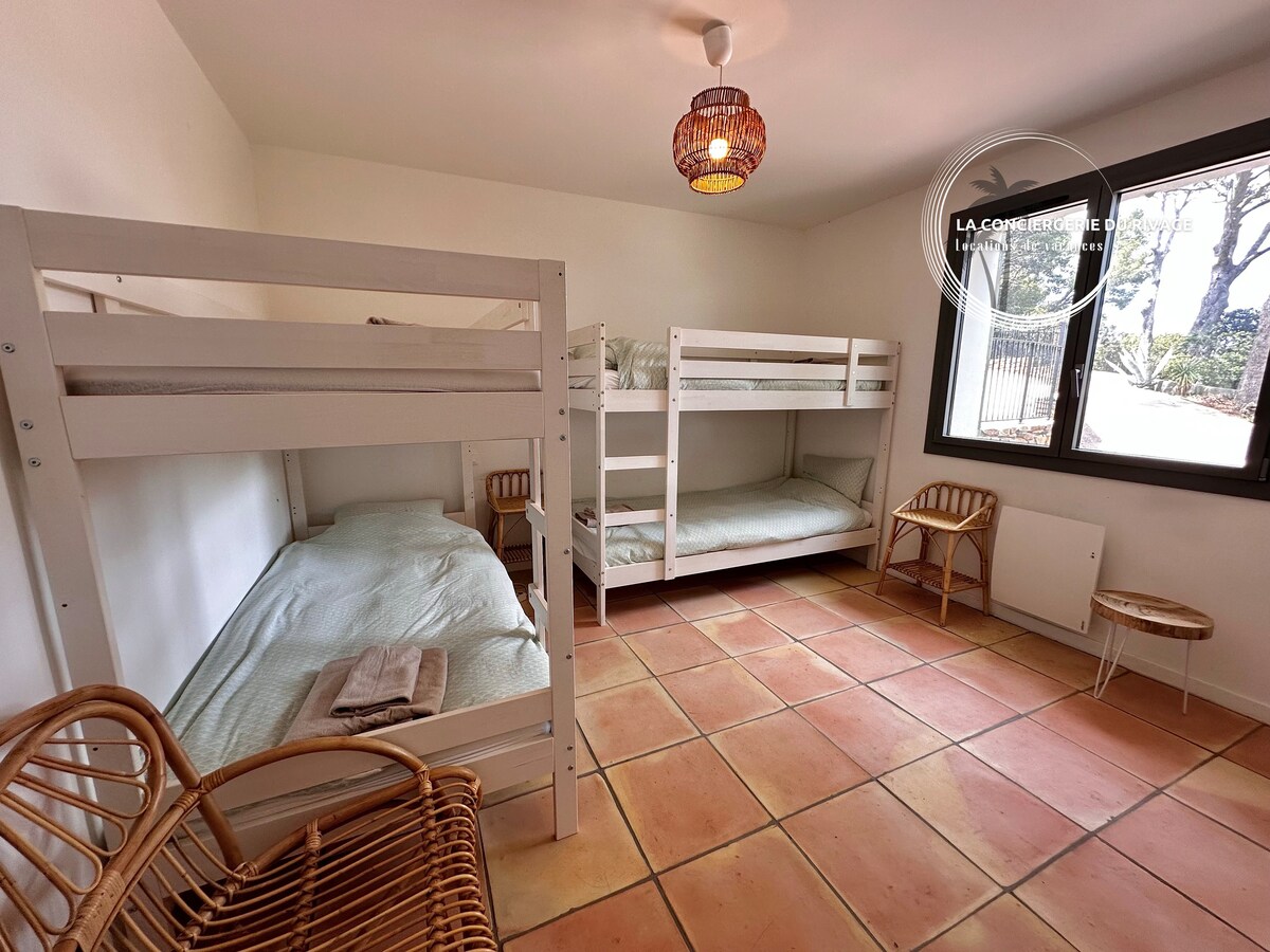 Спалня 5 с 4 единични двуетажни легла и килер