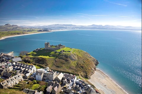 Top performing Airbnb: Fabulous 3-Bedroom Townhouse in Prime Location in Criccieth