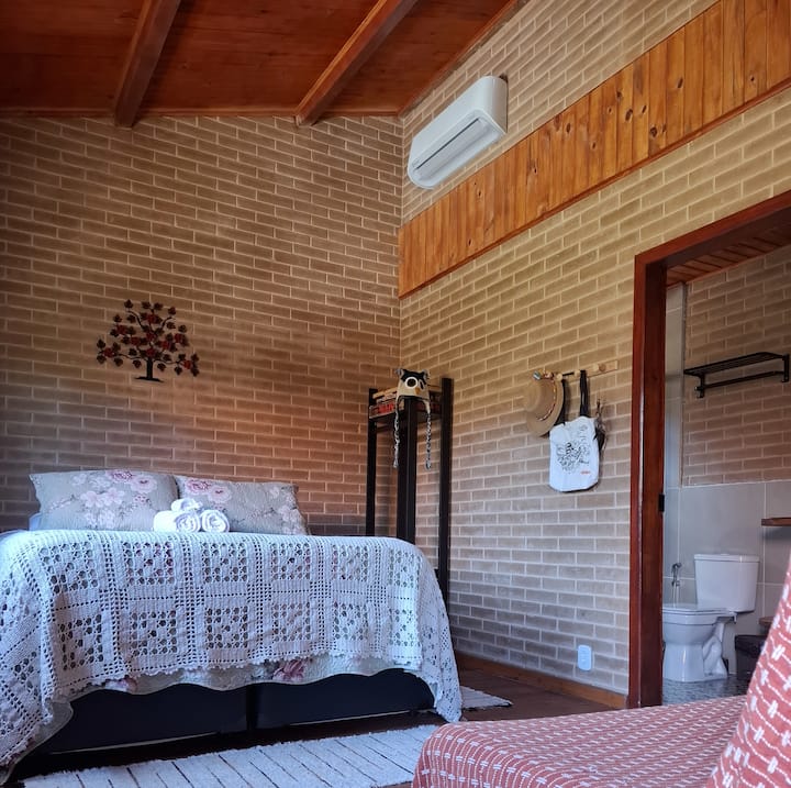 Suíte, ar-condicionado, cama Queen e sofá-cama de casal. Tudo novinho para sua melhor hospedagem em Patrimônio da Penha.