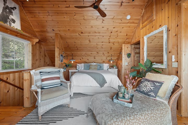 Მეორე სართულიანი საძინებელი ულამაზეს ვაშლისა და მუხის ხეებს უყურებს და მოიცავს:

- Sealy Mattress Queen საწოლი საბნით, დამატებითი ბალიშებითა და საბნებით. 
- Chaise Lounge-ის სკამი
- ნახევარი აბაზანა საწოლის მოპირდაპირე მხარესაა. 
