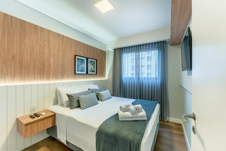 Quarto aconchegante e bem iluminado, com cama confortável, ar-condicionado e armário espaçoso. Ambiente pensado para oferecer descanso tranquilo e praticidade, ideal para recarregar as energias.