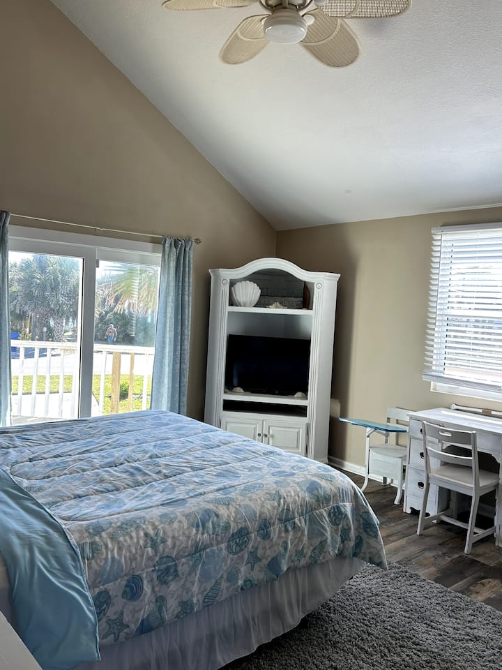 Dormitorio 2 con cama tamaño king en la planta superior