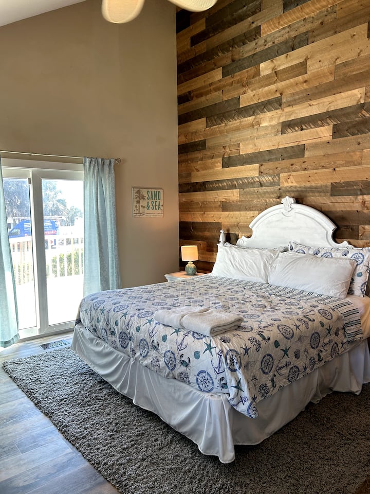 Dormitorio 1 con cama tamaño king en la planta superior.