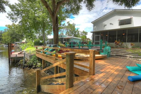 Charley’s On The Main River