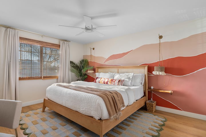 سأبقى لفترة أطول قليلاً اليوم. النوم بشكل مريح على السرير الفخم بحجم كبير. تشغيل وضع العطلة!