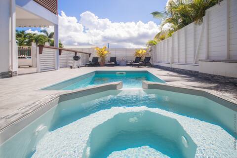 Villa with Jacuzzi and Pool