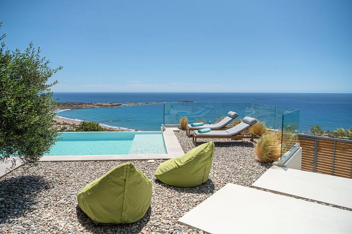 Krystallon East – Superb views, close to the beach gallery image 2