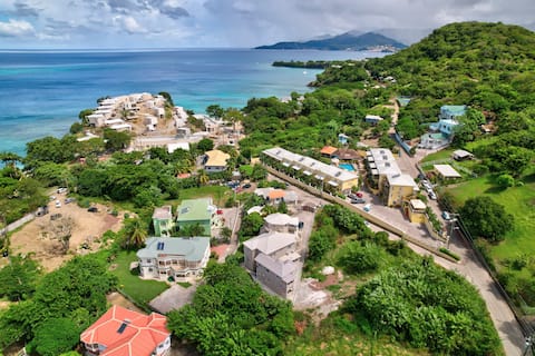 Classic 2 b/room Apt. 80 steps from beach access