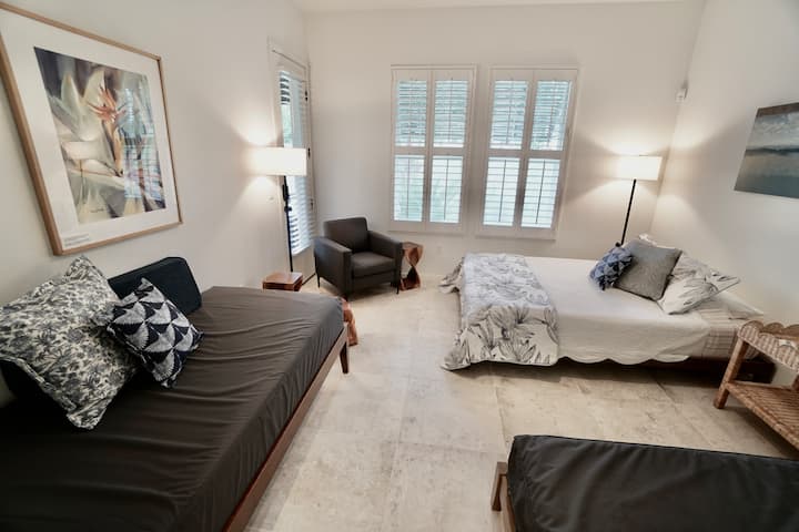 Dy binjakë dhe një mbretëreshë. Dhomë me pamje nga fusha e golfit. Kjo dhomë gjumi e madhe është e lidhur me një banjë en suite. Dysheme me pllaka me efekt terrakote Blanco në të gjithë ambientin