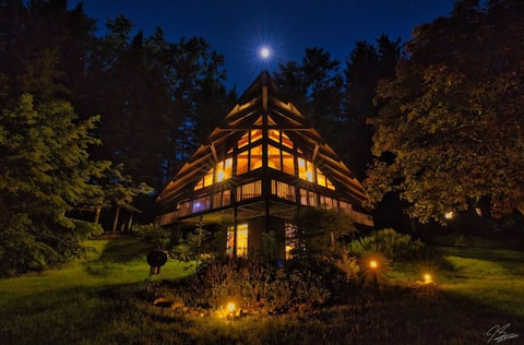 Lakeview Cabin> Unique Mid-Century Tucked in Bluff