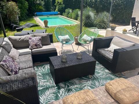 Villa Pausa, a swimming pool in a green setting