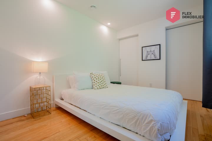 Chambre #2 avec confortable lit Queen. Jeux pour les p'tits et les grands dans le garde-robe :)