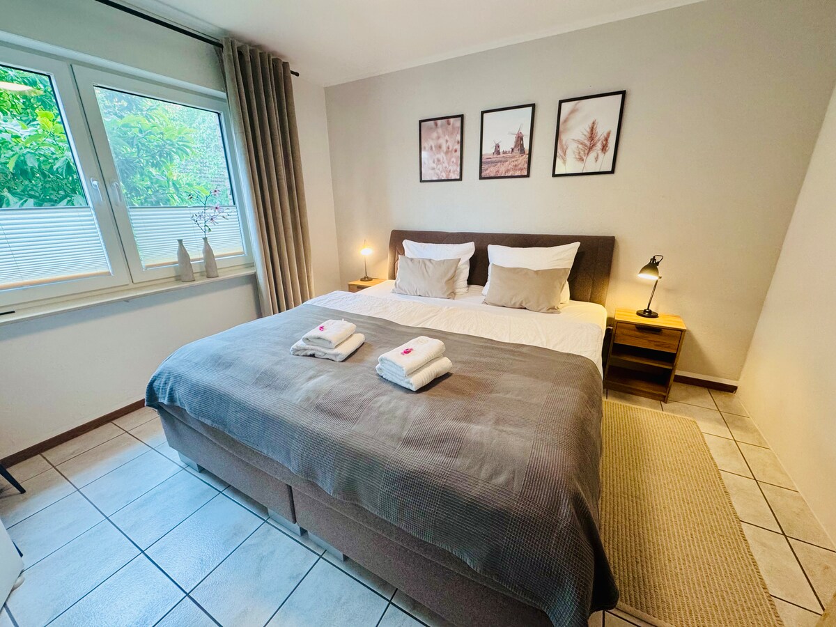 Veliki krevet s oprugama 200 x 220 cm; visokokvalitetni nadmadrac, rolete, plisirane zavjese i zavjese, kao i 55-inčni televizor marke Samsung