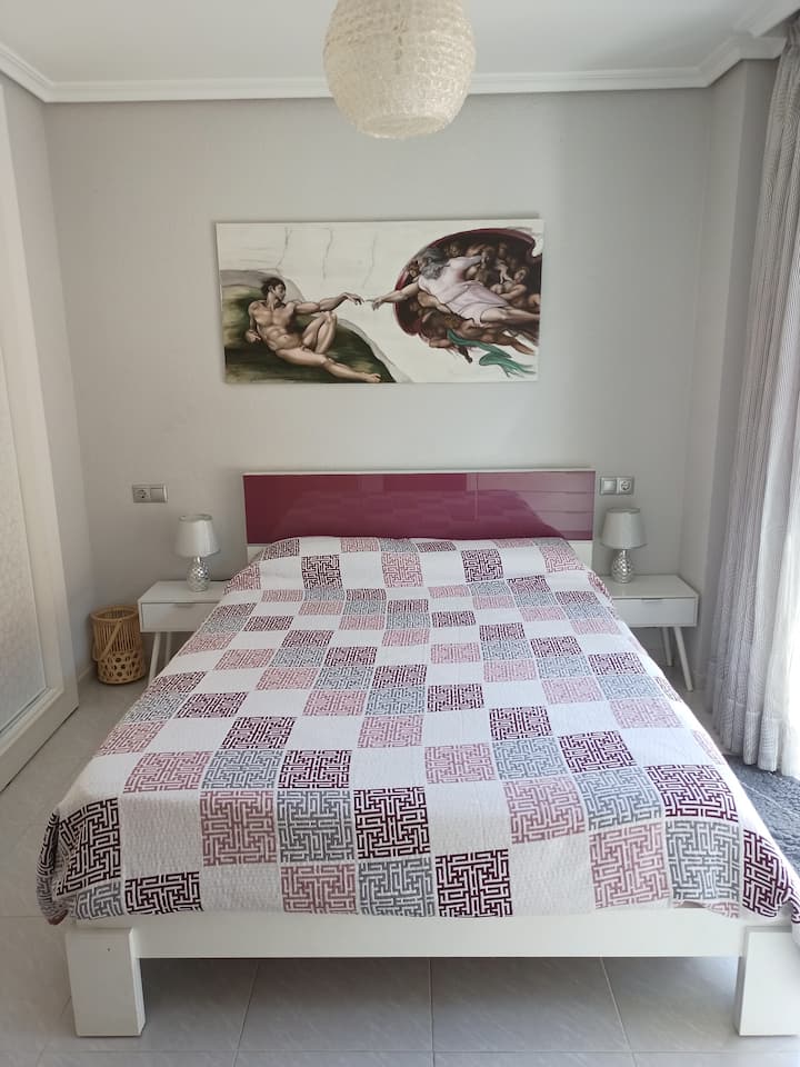 ห้องพักพร้อมเตียงกว้าง 150 เตียงตู้เสื้อผ้าบิวท์อินและห้องน้ำเต็มรูปแบบในชุดสูท 