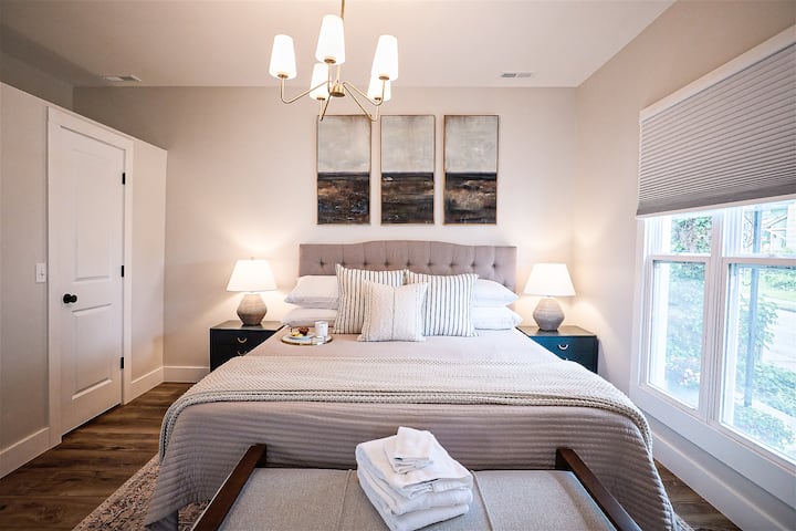 تقع غرفة النوم الرئيسية في الطابق الرئيسي قبالة غرفة المعيشة. إنه فسيح يمنحك مساحة كبيرة لنشر أغراضك وتفريغها في الخزانة كبيرة الحجم.
