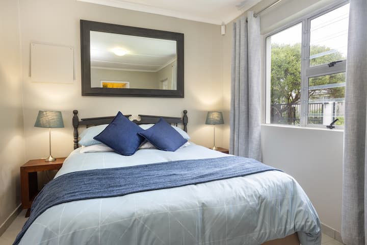 Спалня с двойно легло и шкафове.